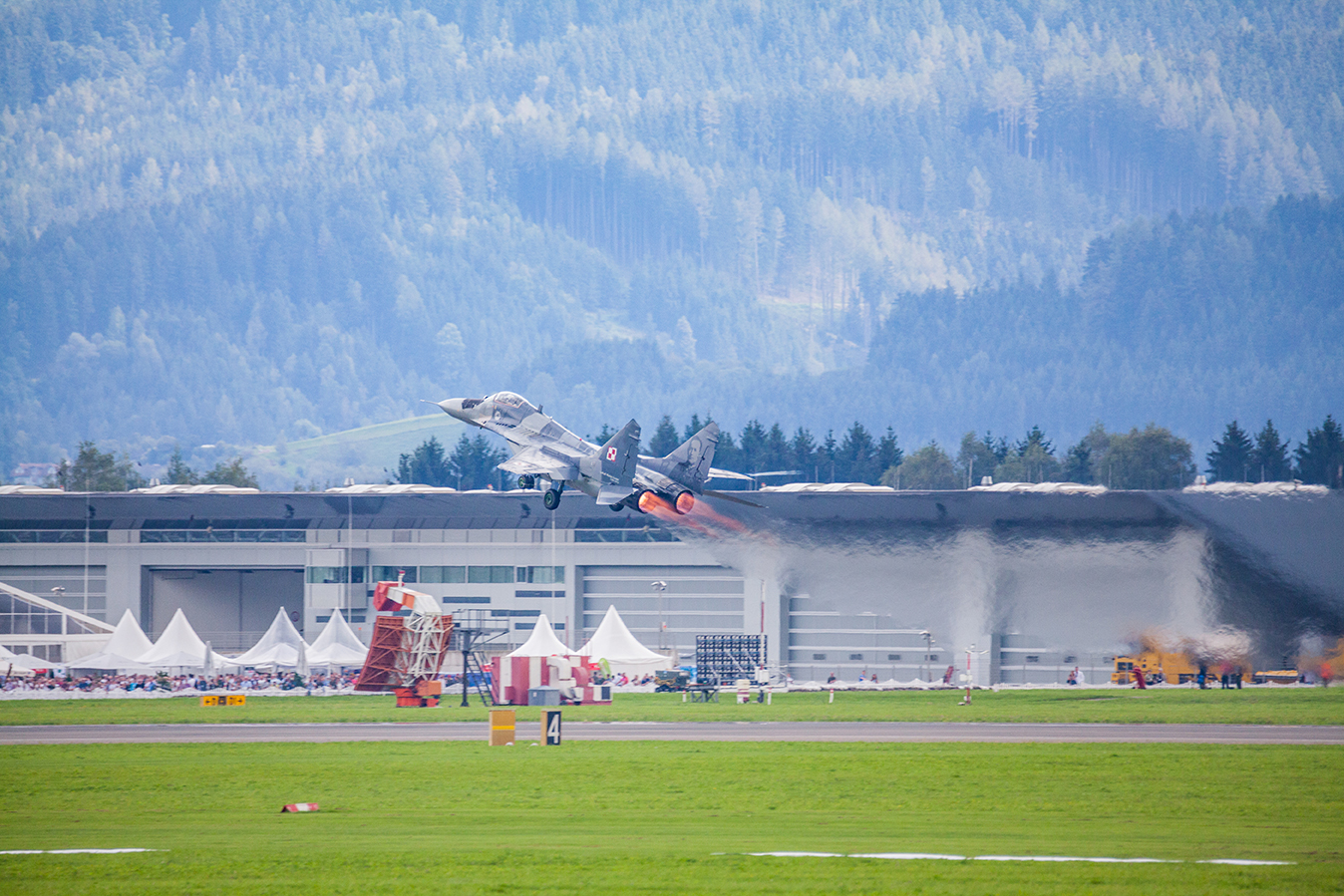 Picture-Airpower-1016-Jet-close-to-ground-afterburner